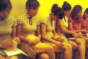 Thâm nhập 'bar ôm' Nhật giữa lòng Hà Nội