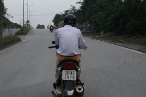 Cả gia đình đại úy cảnh sát giao thông đi xe biển giả