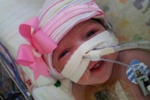 Cô bé chào đời với tim ngoài cơ thể