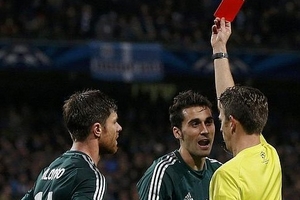 Trọng tài Rocchi bị Real Madrid đưa lên "bàn mổ"