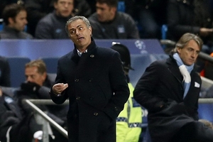 Mourinho điên tiết vì trọng tài nhưng kiềm chế vì vẫn còn án phạt