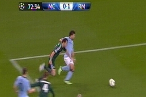 Quay chậm: Penalty cho Man City và đuổi Arbeloa là sai lầm