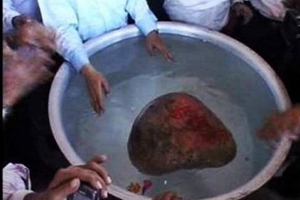 Kỳ lạ viên đá nổi ở An Giang