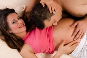 Sex không khiến bà bầu đẻ sớm