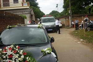 Xe cứu thương hú còi đi... đám cưới