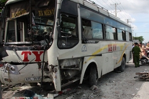 Lao xe vào trụ đèn để khỏi tông hàng chục người