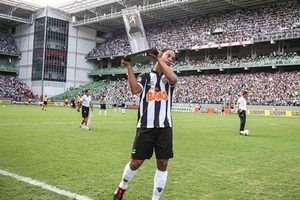 Muốn ở lại Brazil, Ronaldinho đã chán châu Âu?