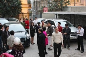 Bắt chẹt nhà giàu với phí gửi xe ôtô