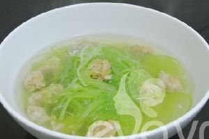 Làm món canh bí nấu chả cua