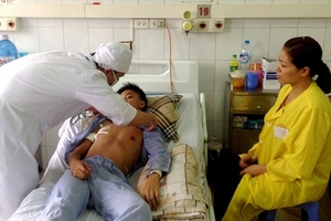 5 học sinh giỏi bị đâm thủng bụng