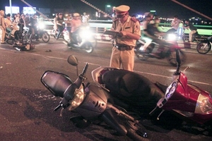 Ba xe máy "dính chùm", 3 người bị thương