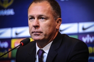 LĐBĐ Brazil bất ngờ sa thải HLV Mano Menezes
