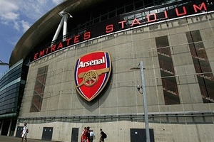 Tái kí HĐ với Emirates, Arsenal đút túi 150 triệu bảng