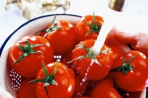 Rửa rau quả bằng nước sạch không đủ an toàn?