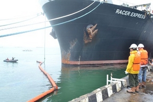 Tràn hơn 1.000 lít dầu ra biển Dung Quất, bị phạt 15 triệu đồng