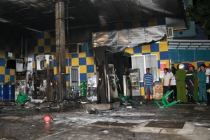 Thấy cây xăng cháy nổ, khách đổ xăng chạy tán loạn