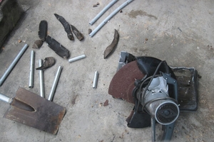 Cưa nhầm bom, thợ cơ khí nát bàn tay phải