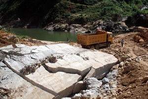 "Xe ben đụng vỡ... đập thủy điện!"