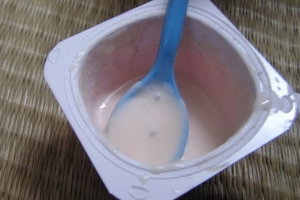 Sữa chua Petit nhập khẩu có “vật thể lạ”