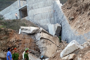 “Xe ben đụng vỡ... đập thủy điện!”: CA vào cuộc