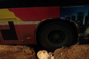 Xe bus tụt bánh xuống hố, gây tắc nghẽn nhiều giờ