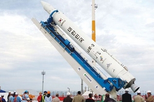 Hàn Quốc đưa tên lửa Naro-1 vào bệ phóng