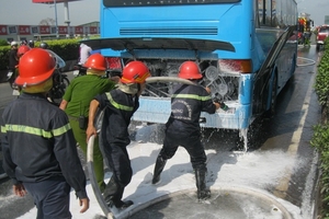 Xe 50 chỗ cháy giữa phố, hành khách phát hoảng