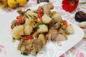 Nấu món củ năng kho sườn ngày lạnh giá