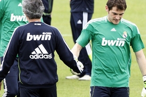 Khi "tính mạng" của Mou nằm trong tay "kẻ thù" Casillas