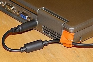 Cắm sạc laptop khi pin đã đầy có hại không?