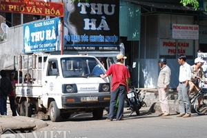 Xe Audi ngang nhiên tông người rồi bỏ chạy