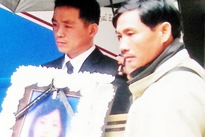 Chồng Hàn Quốc quỳ gối xin gia đình cô dâu Việt nhảy lầu tha thứ