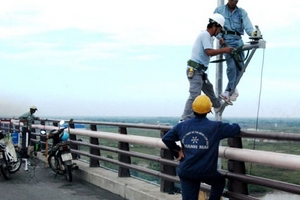 Lắp thiết bị theo dõi hoạt động trên cầu Cần Thơ