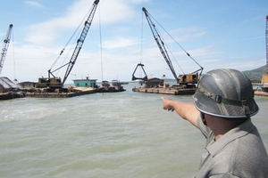 Dân tấn công sà lan khai thác cát