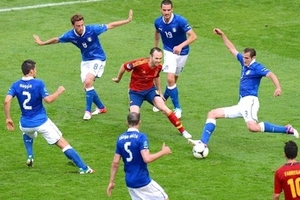 Phía sau cuộc chiến Ronaldo - Messi: Đừng gạch tên Iniesta!