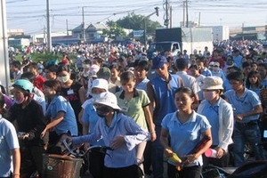 Nợ lương, tăng giá: Công nhân đói lòng