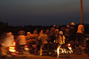 Để tài sản trên bờ, cô gái trẻ đẹp nhảy sông tự tử