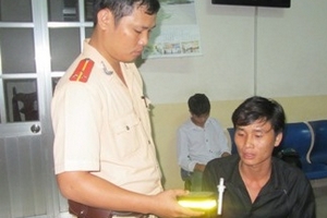 Rượt đuổi 'quái xế' đạp đổ xe CSGT