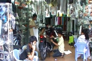 "Trang điểm" xe, kiếm tiền triệu mỗi ngày