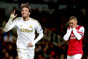 Swansea "kéo sập" pháo đài Emirates