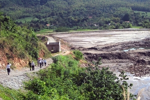 80 vạn m3 bùn độc hại “treo” trên đầu dân