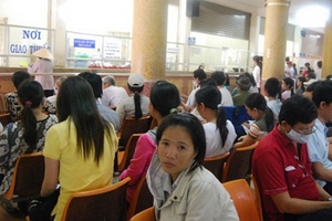 Đổ bệnh vì chờ khám bệnh