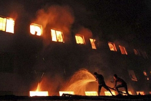 Chập điện, lửa thiêu rụi 500m2 nhà xưởng