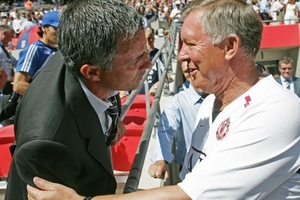 Sir Alex “choáng” vì Mourinho