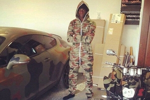 Tí táy nghịch Twitter, Balotelli khoe xe mới “độ”