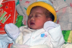 Quảng Ngãi: Bé gái sơ sinh tím tái bị bỏ lại giữa ruộng lúa