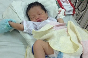 Mẹ cắn đứt ngón tay con vì mê tín