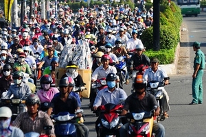 Địa phương kêu khó về thu phí sử dụng đường bộ