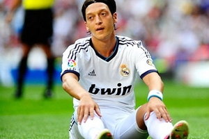 Mesut Oezil: Càng bị Mourinho phạt nặng, càng đá như 'lên đồng'