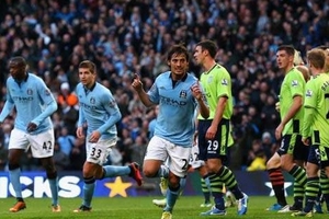 Tin buồn cho Man xanh, tin vui cho Man đỏ: Silva chấn thương